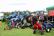 Landmaschinen Ausstellung neben dem Festzelt (©Foto: Ingrid Grossmann) 